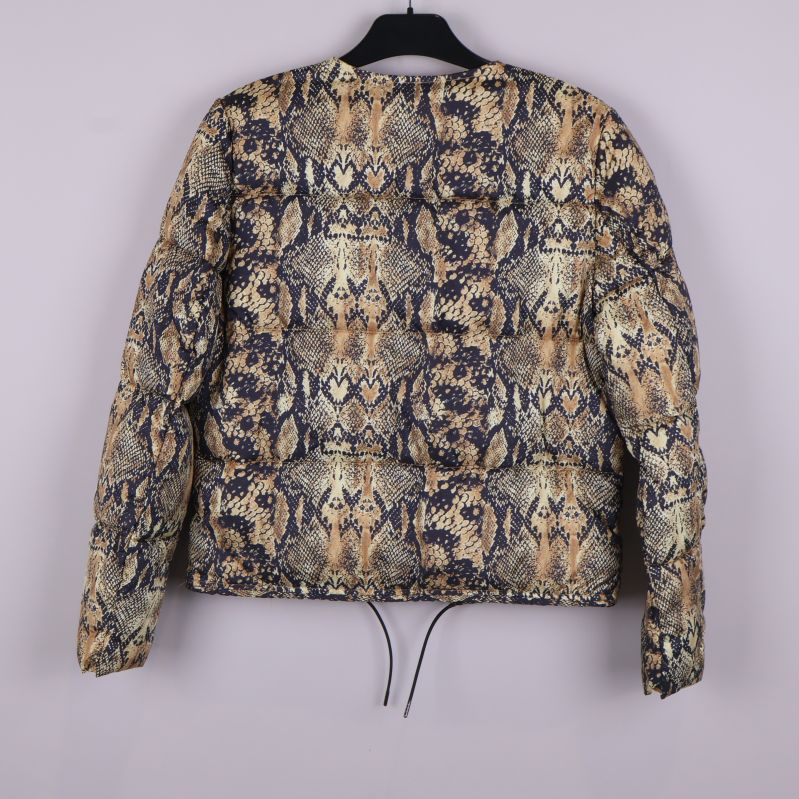 Baksidan av puffig jacka med ormmönster