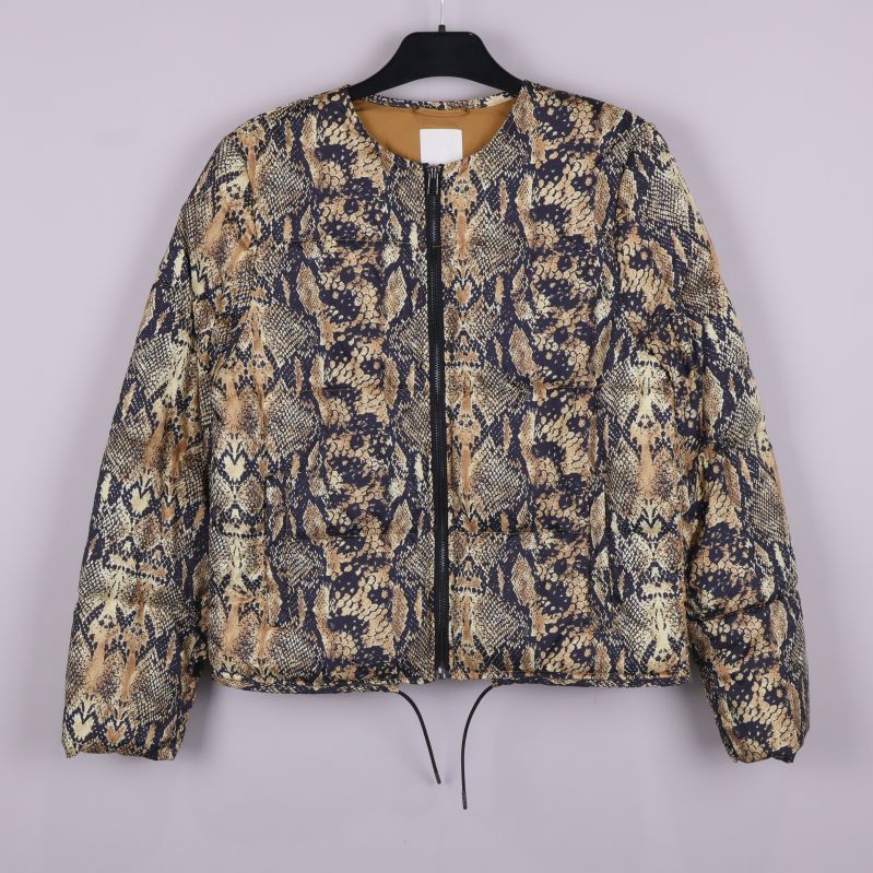 Framsidan av puffjacka med ormmönster 