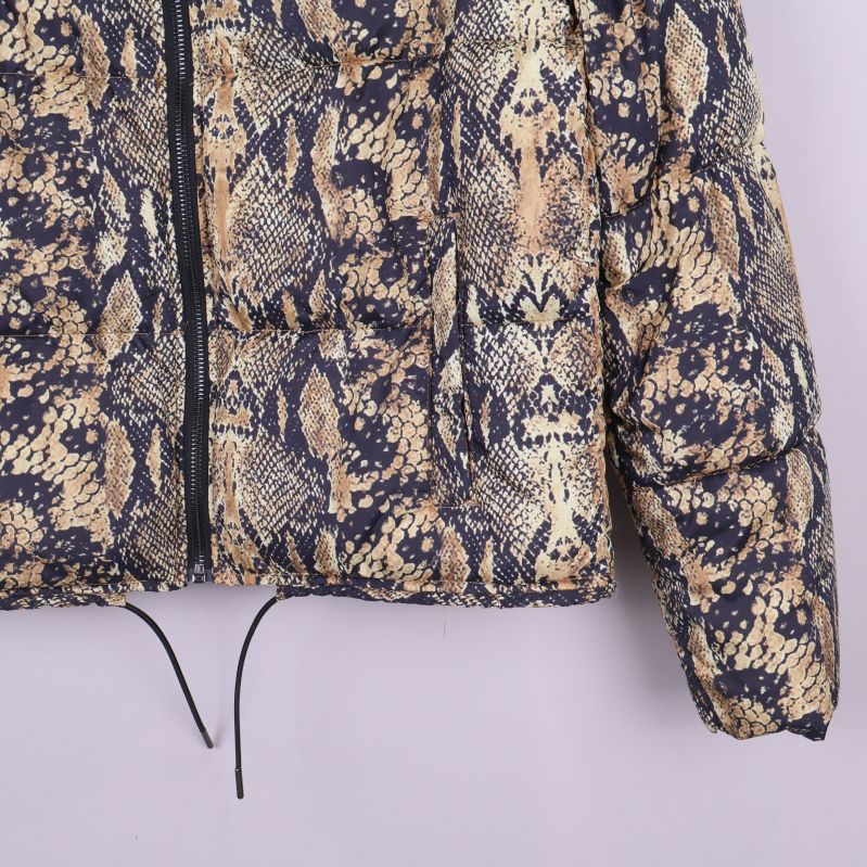 Nedre högra del av jacka med tydligt ormmönster och dragsko