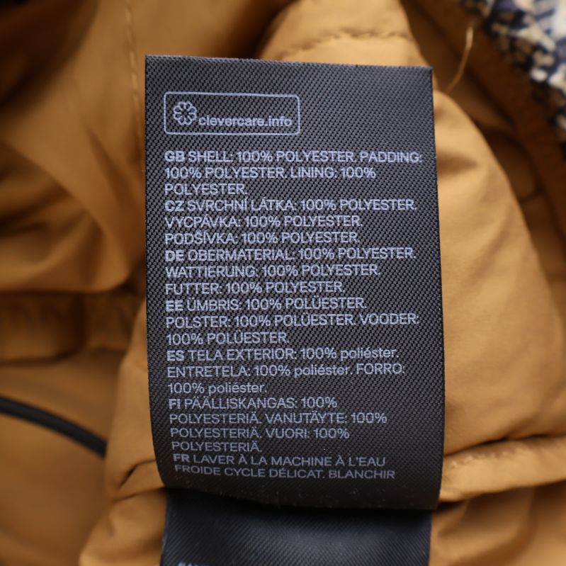 Materialetikett med information om 100% polyester