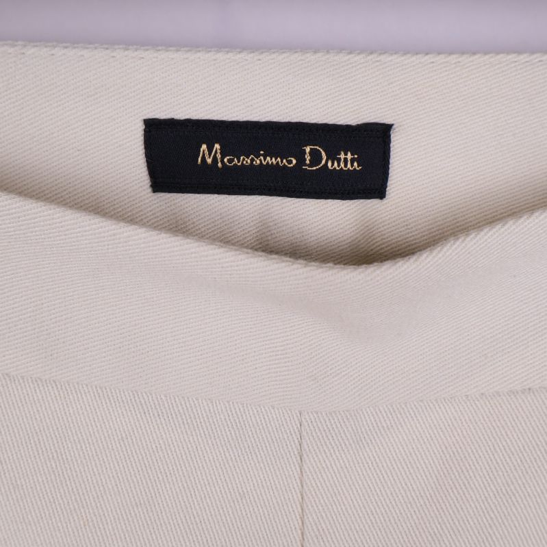 Närbild på Massimo Dutti-logotyp invändigt i linningen