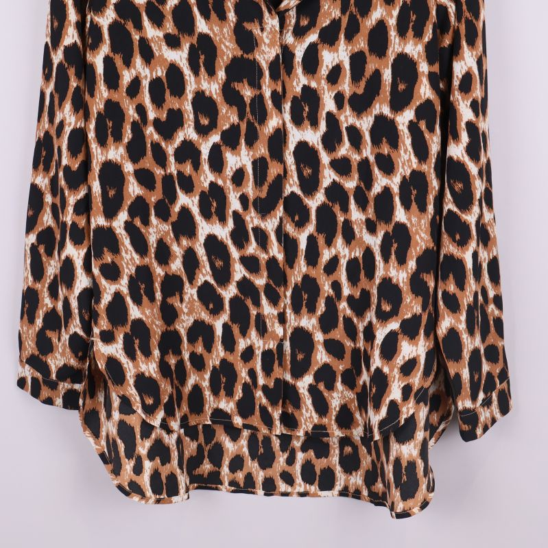 Närbild på nederdelen av leopardmönstrad blus