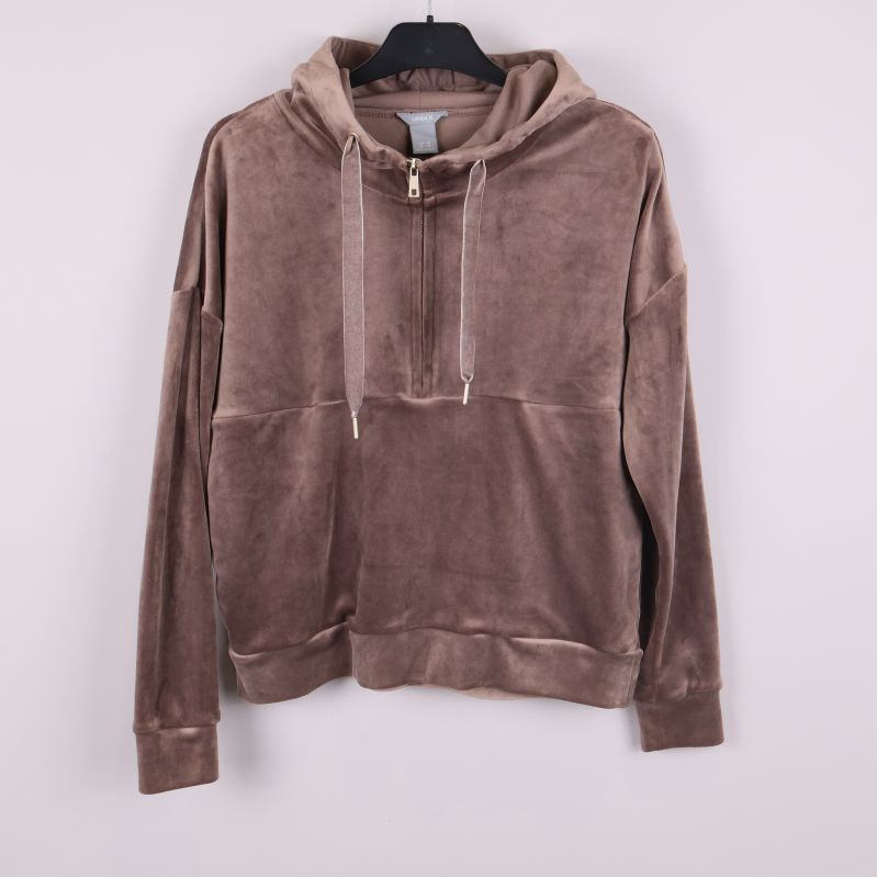 Brun velourhoodie framifrån med huva och snören