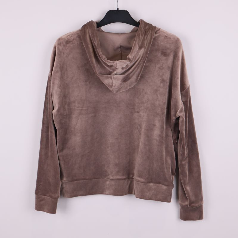Baksidan av brun velourhoodie med huva
