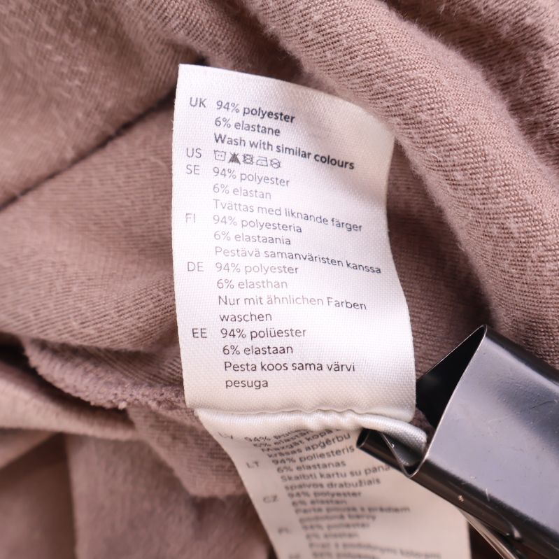 Materialmärkning visar 94 procent polyester och 6 procent elastan