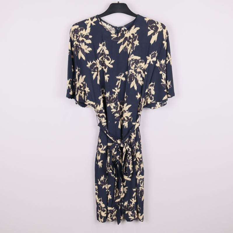 Blommig blå klänning framifrån