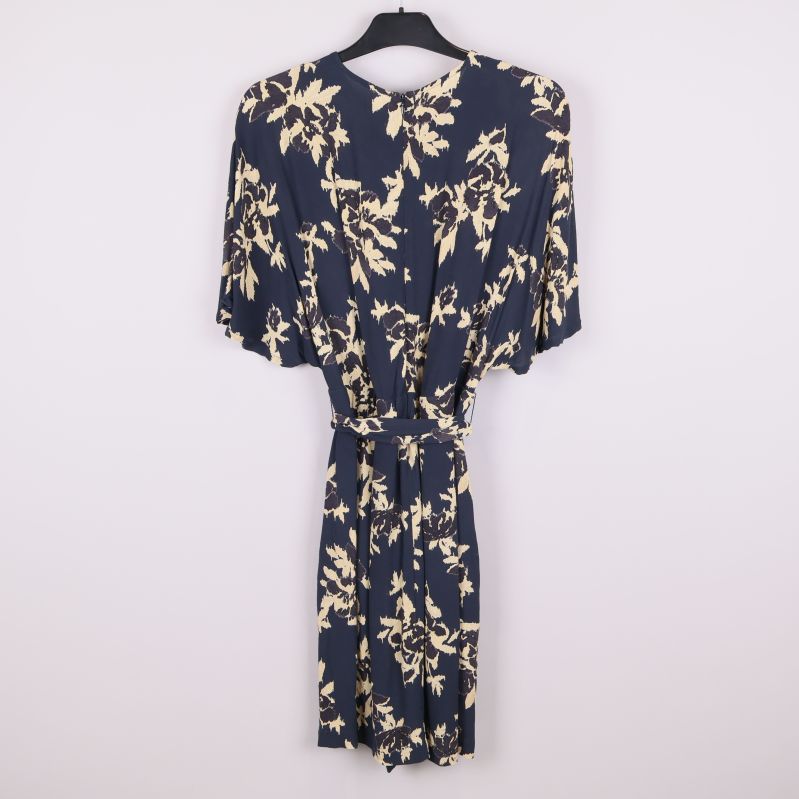 Blommig blå klänning bakifrån