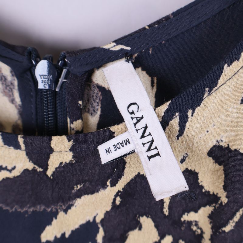 Närbild på Ganni-logotyp i nacken