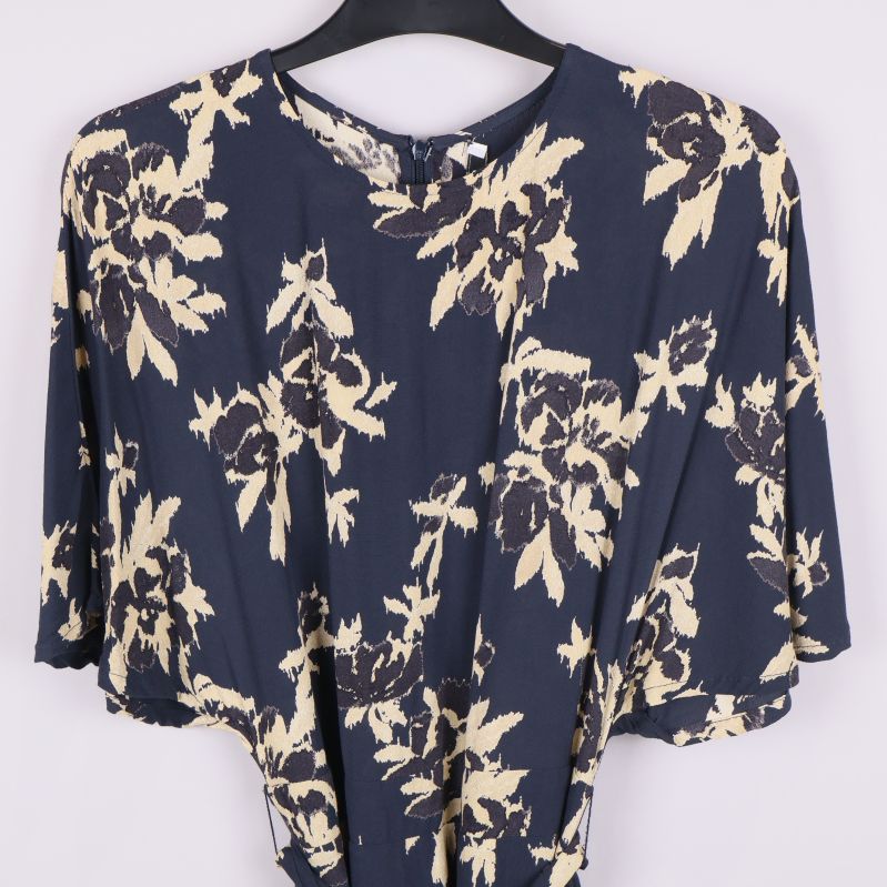 Övre delen fram av klänning med blommigt mönster