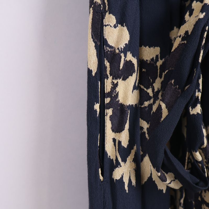 Närbild på ficka i klänningens sidosöm