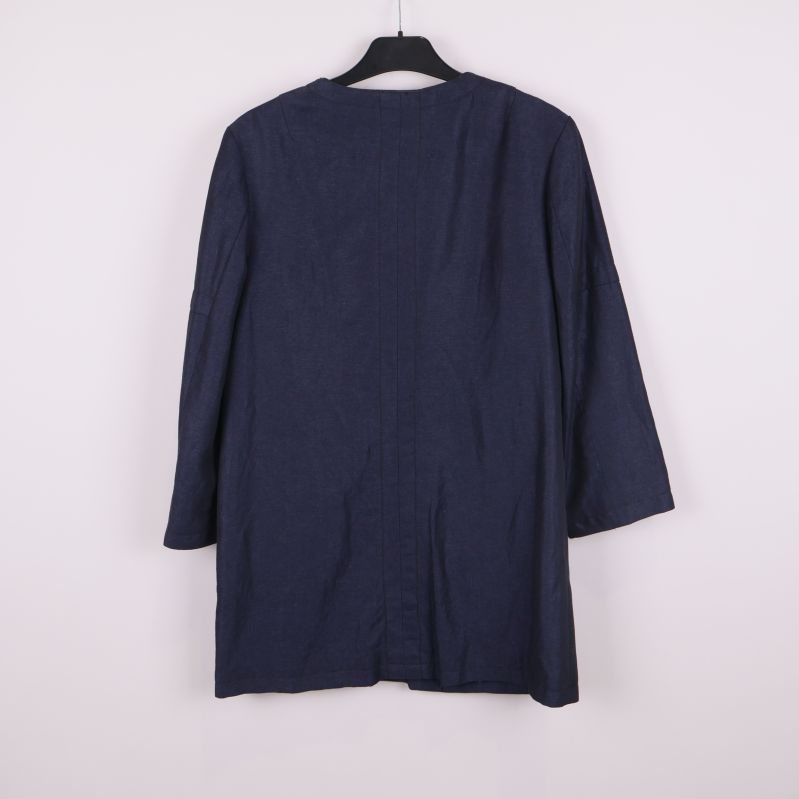 Baksida av marinblå jacka