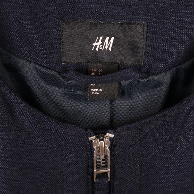 Närbild på H&M-etikett i jackans hals