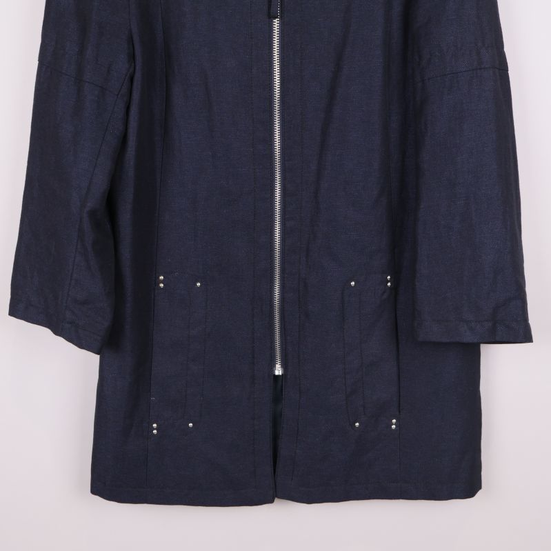 Nederdel av jacka med fickor och nitar i fokus