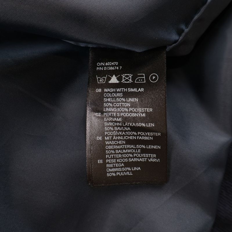 Materiallapp med tvättråd och sammansättning inuti jackan