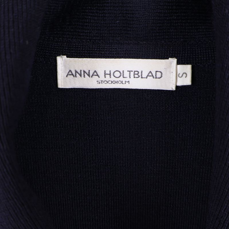 Närbild på Anna Holtblad Stockholm-etikett i koftan