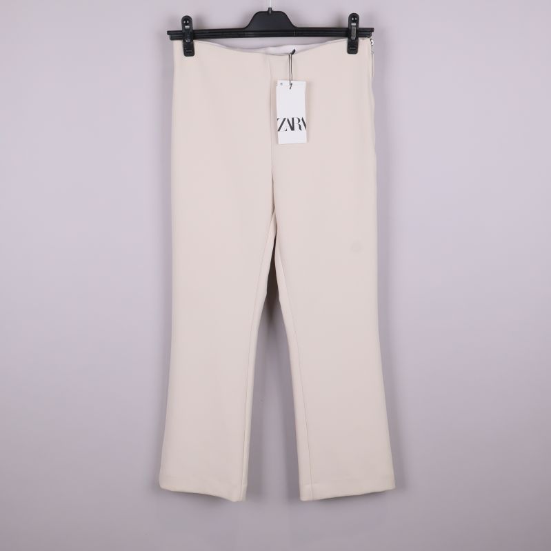 Framsida av rak ljusbeige byxa 