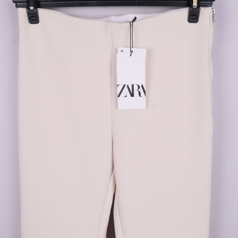 Närbild midja och ZARA-tag på byxa