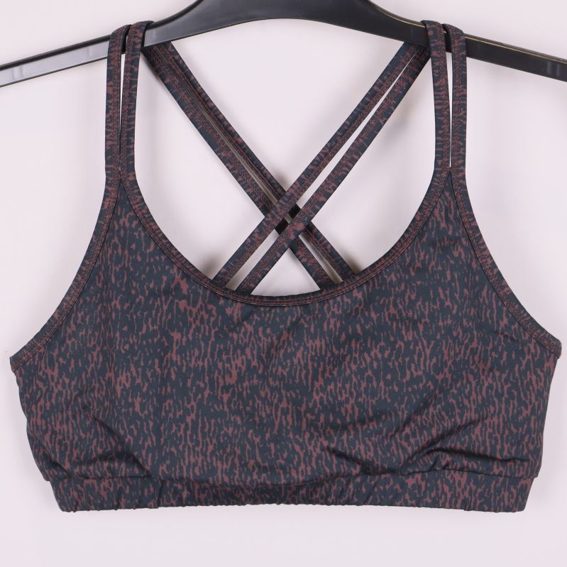 Sport-bh med korsade band och abstrakt mönster framifrån