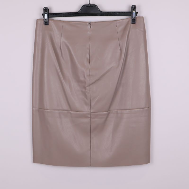 Baksidan av beige konstläderkjol med dragkedja