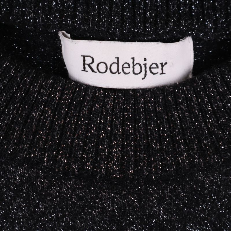 Närbild på Rodebjer-logga i nacken