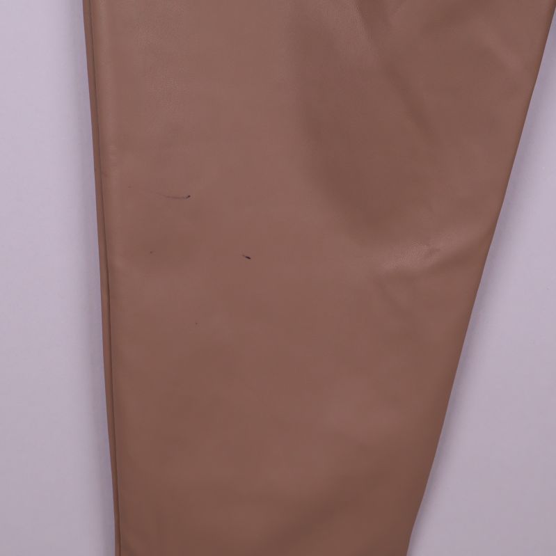 Detalj – små fläckar bak