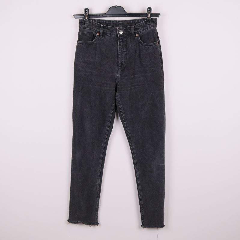 Framsidan av svarta jeans med två fickor