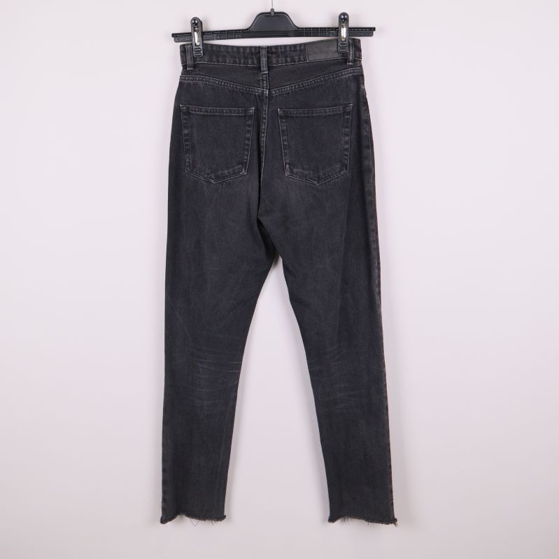 Baksidan av svarta jeans med två fickor