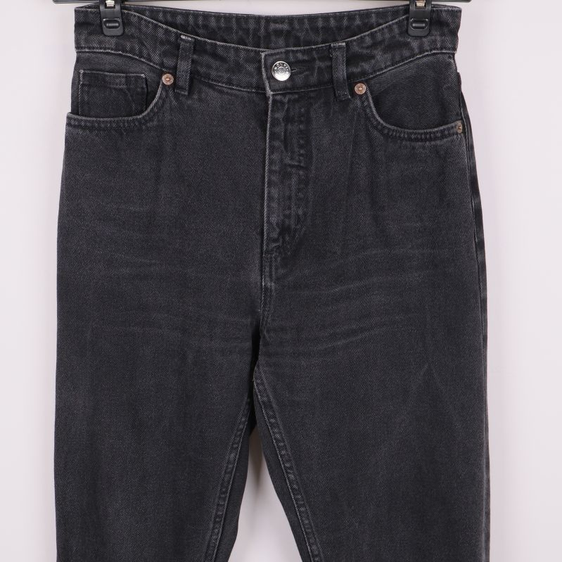 Knappgylf och fickor upptill på svarta jeans