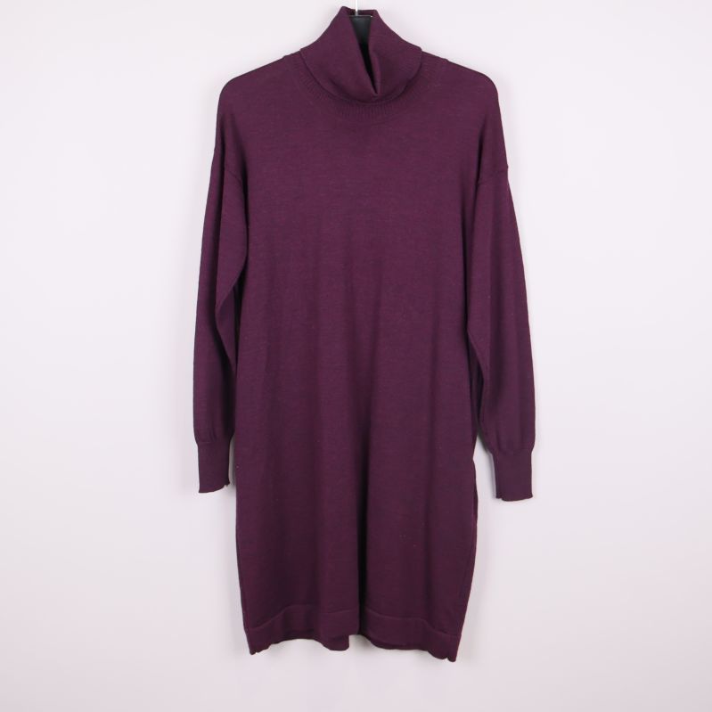 Lila stickad klänning med polokrage framifrån