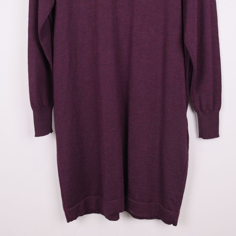 Närbild på nederkant och ärmslut på lila klänning