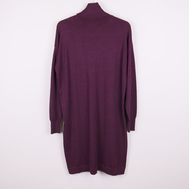 Lila stickad klänning med polokrage bakifrån