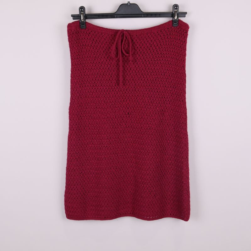 Stickad mörkröd kjol framtill med knytband upptill