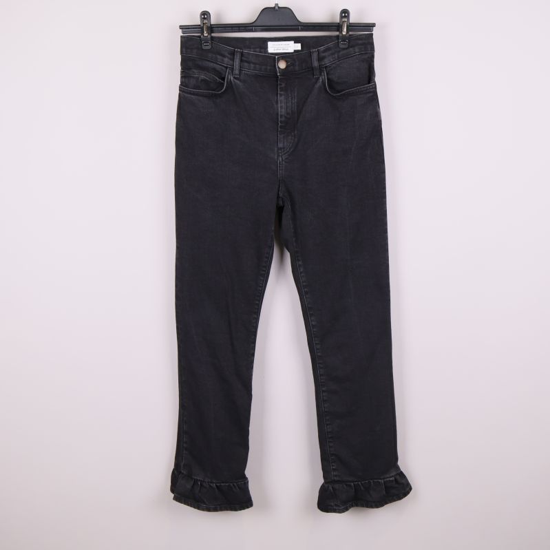 Svarta jeans med volangkant upphängda framifrån