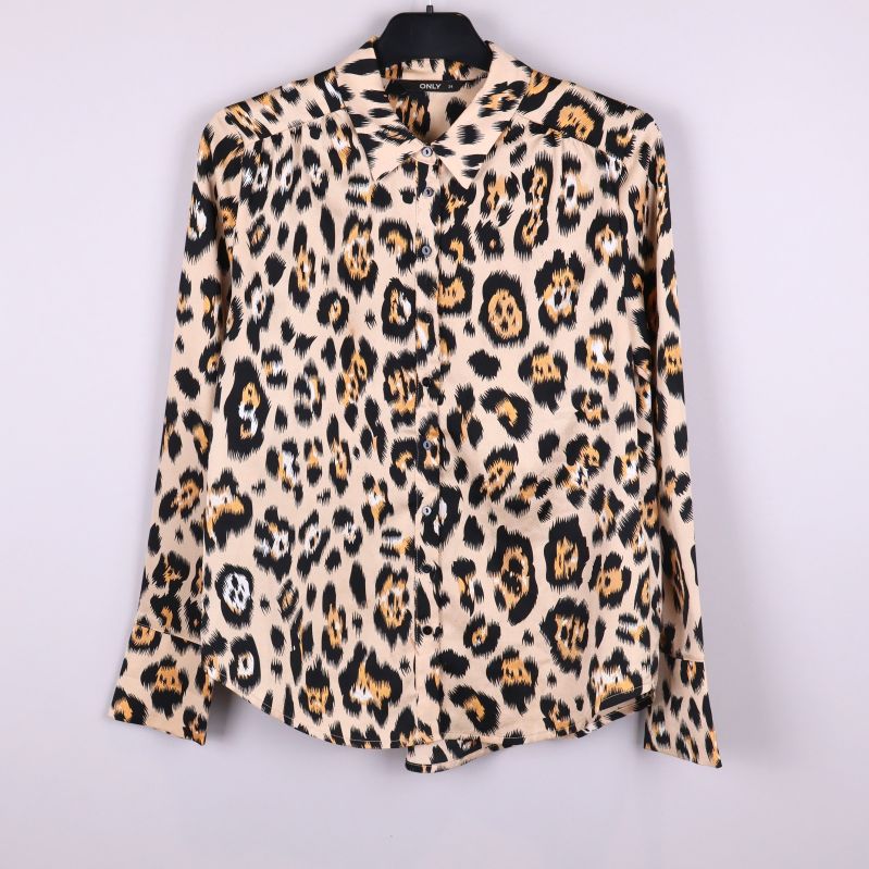 Leopardmönstrad skjorta upphängd framifrån