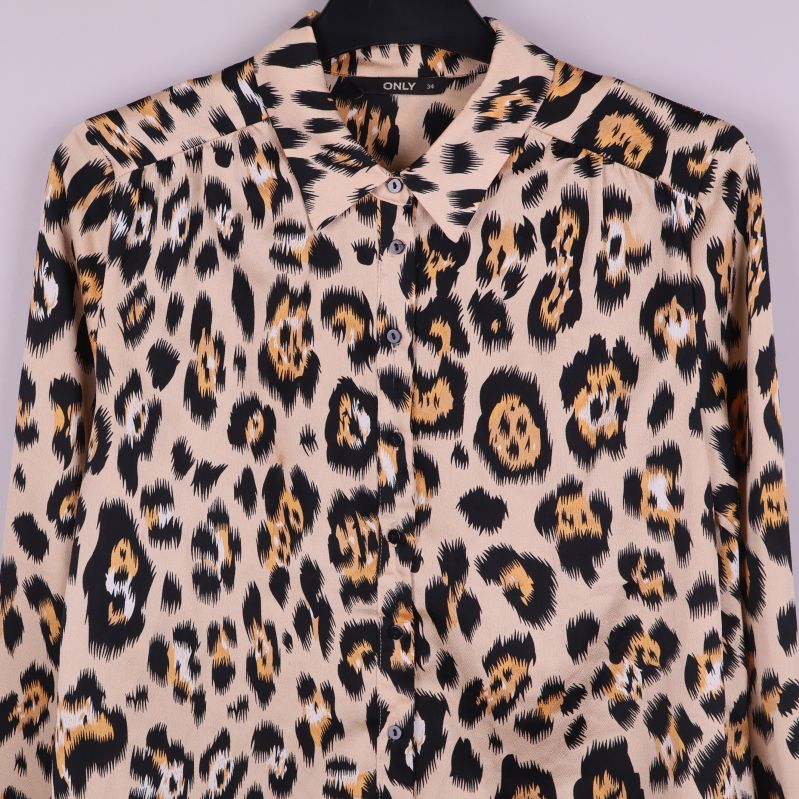 Övre del av skjortans framsida med leopardmönster