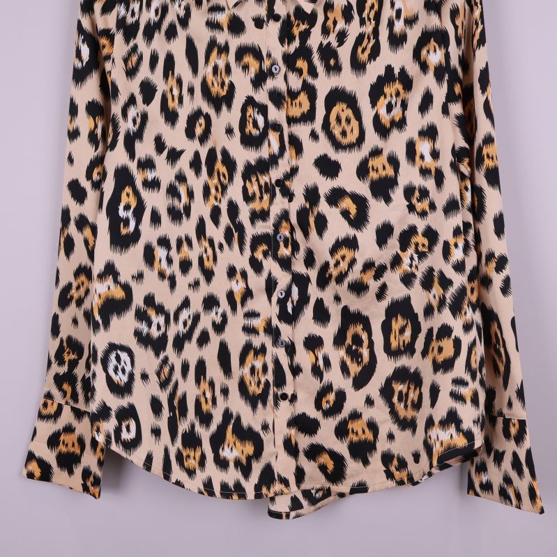 Övre del av skjortans framsida med leopardmönster