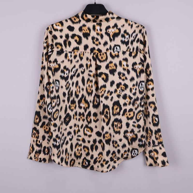 Baksida av leopardmönstrad skjorta 