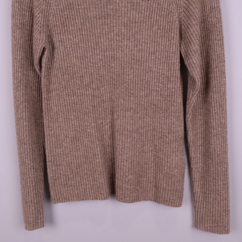 Nedre del av tröja med ribbstickad struktur