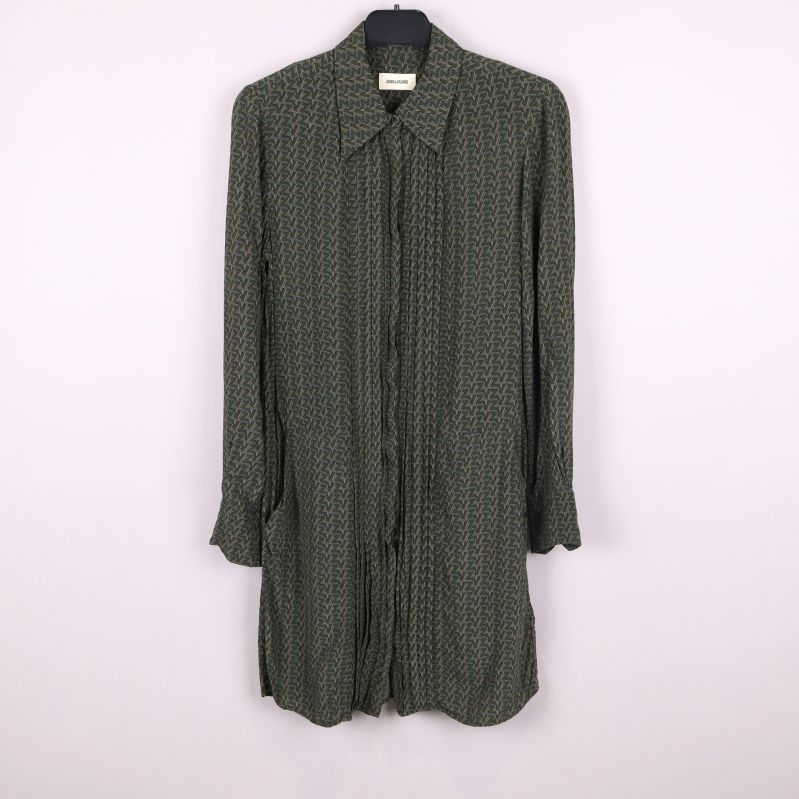 Framsida av grön skjortklänning med grafiskt mönster 