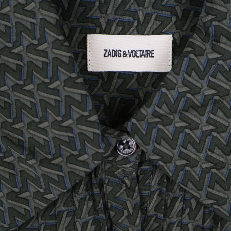 Närbild på Zadig & Voltaire-märkning i kragen på skjortklänning