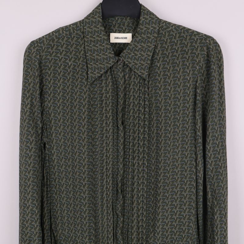 Övre del av skjortklänning visar krage och knäppning