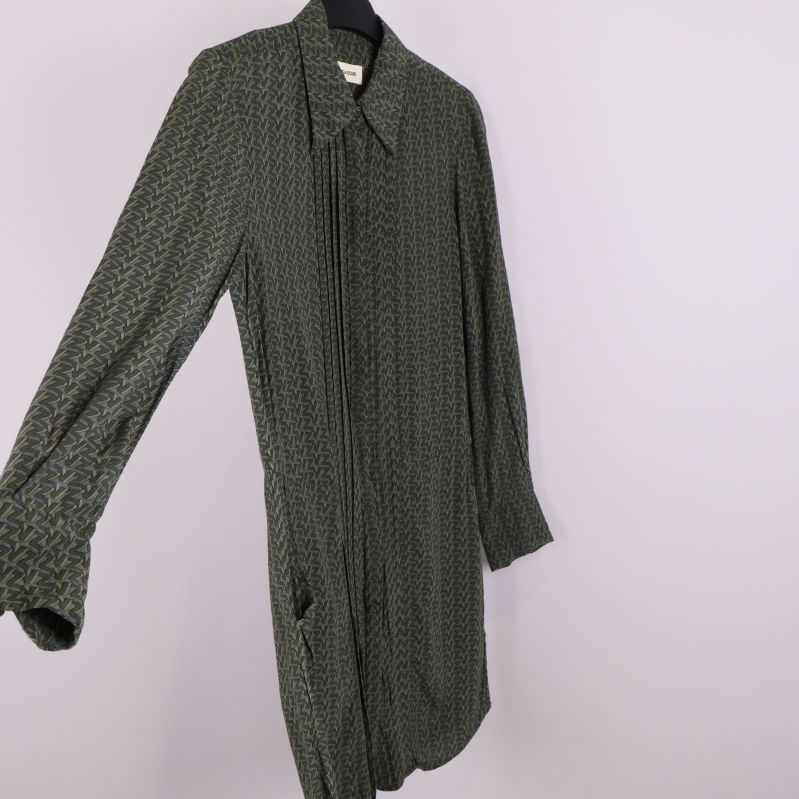 Framsida av grön skjortklänning med grafiskt mönster 