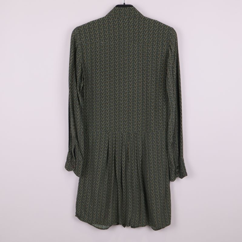 Baksida av grön skjortklänning med grafiskt mönster 