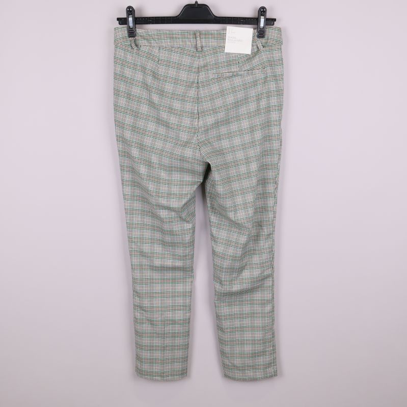 Baksidan av rutiga slacks