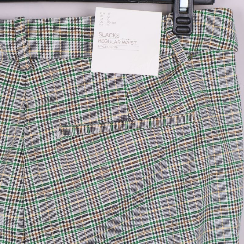 Etikett med storlek och slacks regular waist-uppgift