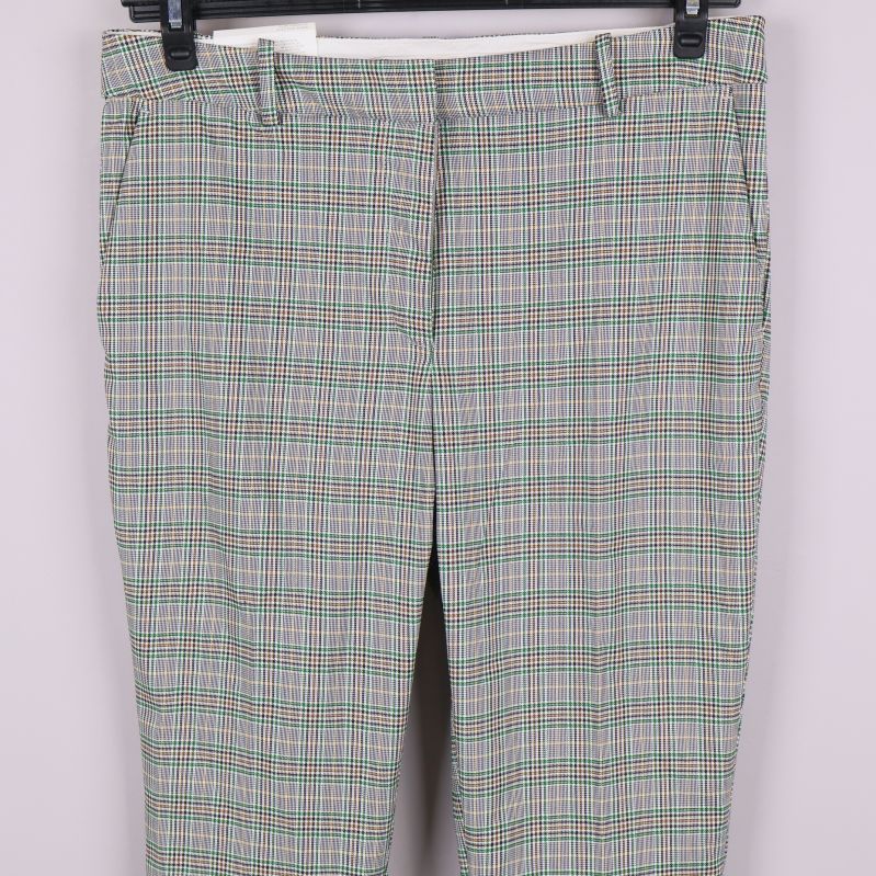 Närbild av rutigt byxmönster och midja