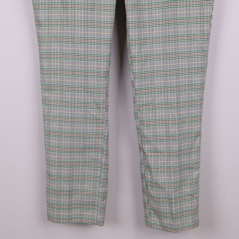 Närbild på benens avslut på rutiga slacks