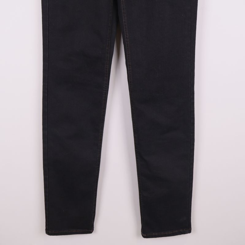 Närbild på ben och sömmar på svarta jeans