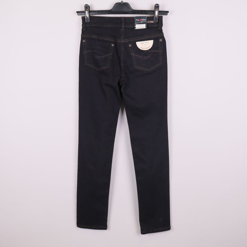 Svarta jeans bakifrån med kontrastsömmar och fickor