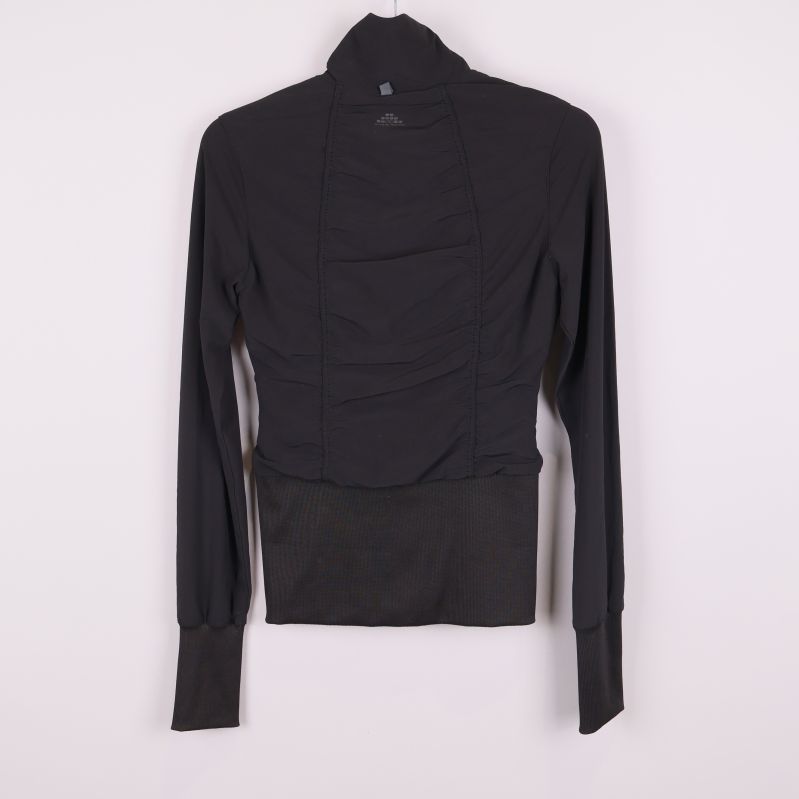 Svart sportjacka med dragkedja och hög krage bakifrån